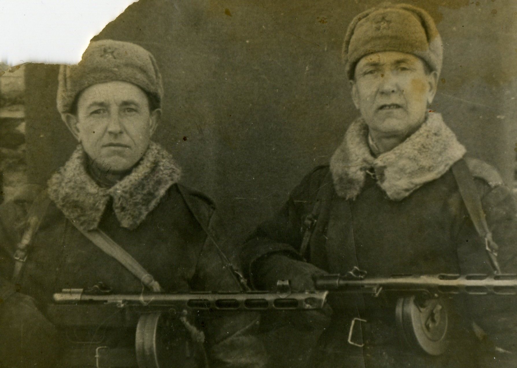 Аленцев Иван Петрович, справа.jpg